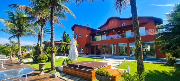 Casa à venda no condomínio Marina Guarujá com acesso ao Canal de Bertioga.
