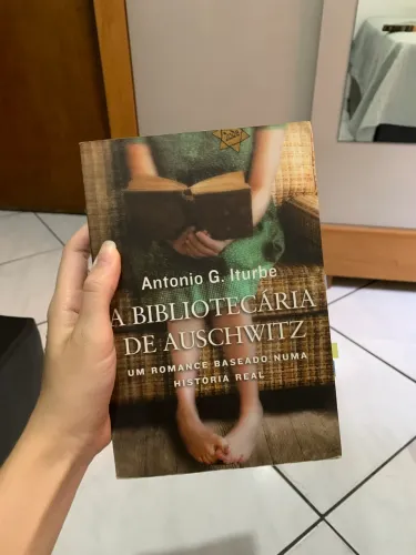 A BIBLIOTECÁRIA DE AUSCHWITZ