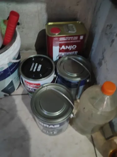 Vendo esmalte sintético , vai três latas na cor preta lacrada e galão de thinner 5Litros
