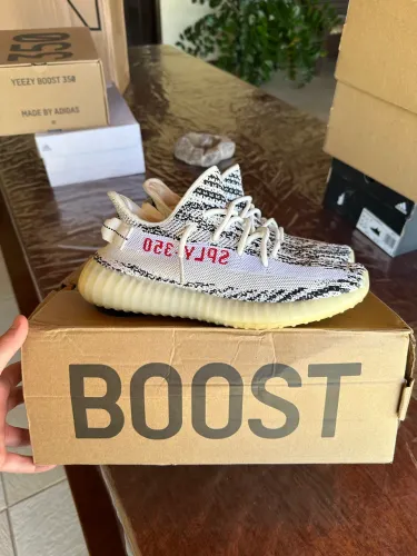 Tênis Adidas Yeezy Boost 350 V2 Zebra - 38Br