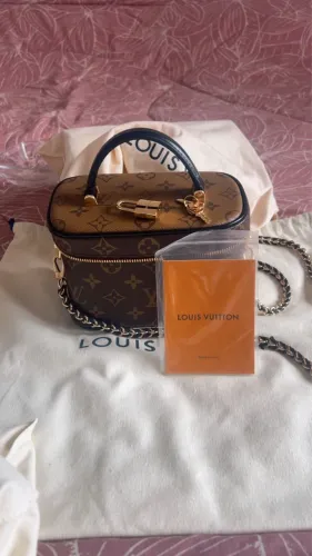 Bolsa estilo bauzinho Louis Vuitton.