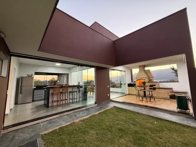 Casa linear 4 quartos com vista e piscina