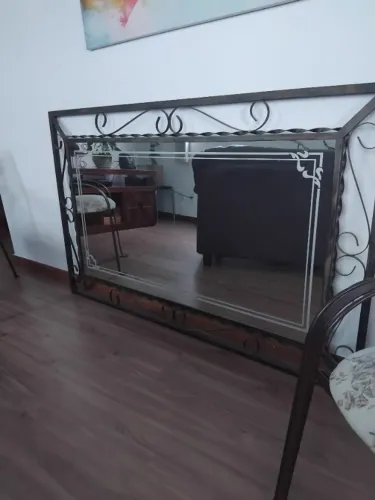 Espelho com Moldura de Metal , Medidas: 1,60cm Larg por 1,00cm Altura.