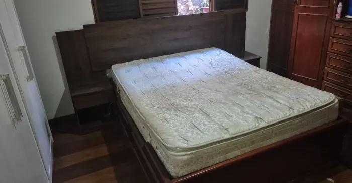 Cama de casal com cabeceira, cômodas, colchão e base com gavetas