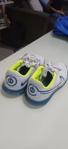 Chuteira Tiempo Nike. N? 31. Ideal ara quem busca excelência e desempenho em suas jogadas