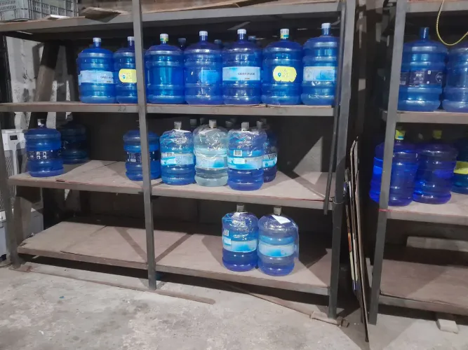 Vendo duas partileiras de colocar garrafão de 20 litros de água mineral