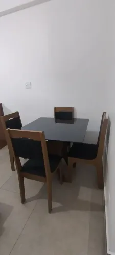 Mesa tampo de vidro e quatro cadeiras