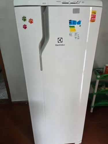 Vendo geladeira RE31 muito nova.