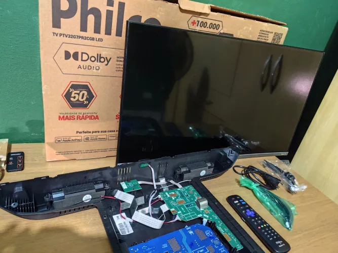 TV Smart Philco Roku TV PTV327PR2CGB LED - TELA QUEBRADA retirar peças 