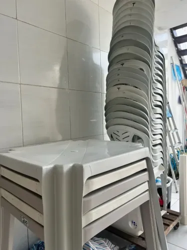 Cadeiras e mesas de plásticos
