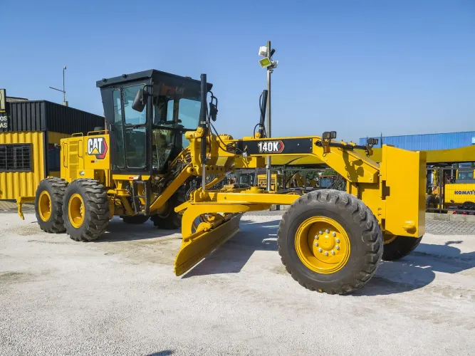 Motoniveladora CATERPILLAR 140k 2021 com 9.800h de operação