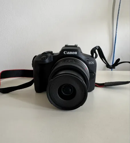 Câmera Canon EOS R100 com Lente RF-S
