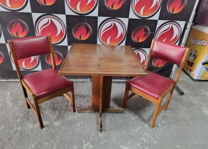 Conjunto de mesas e cadeiras para restaurante