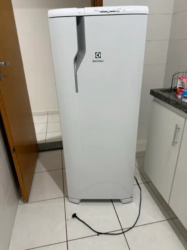Geladeira Electrolux RE31 240L