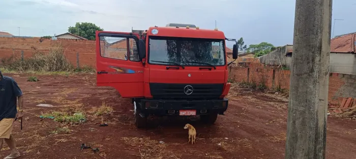 Caminhão Mercedes 1718 intercalado reduzido