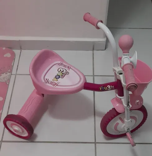 Triciclo infantil menina