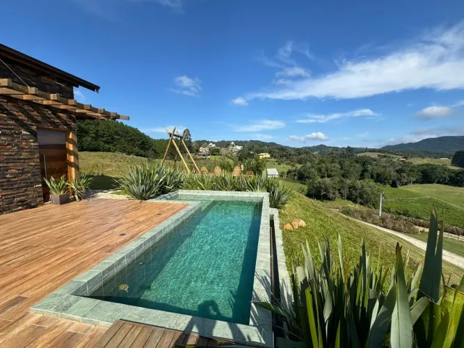 CONDOMÍNIO JARDIM DA SERRA - CASA MOBILIADA COM 03 DORMITÓRIOS EM RANCHO QUEIMADO