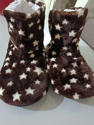 Pantufas marron estilo botinha. Estampa de estrela. Por dentro peluciado. Número 37