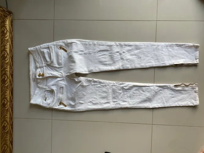 Calça Lança perfume jeans branco of white com detalhes dourado skinny lycra justa feminina