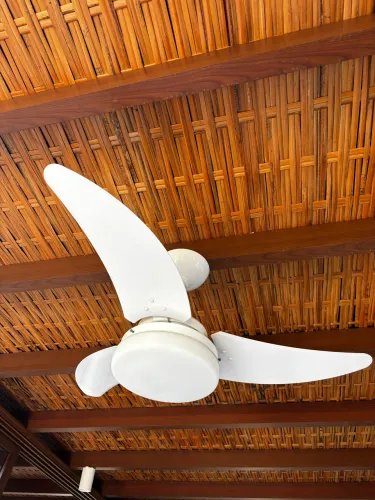 2 ventiladores de teto com controle