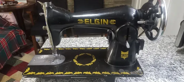 Máquina De Costura Antiga Elgin B3 Pretinha Com Motor + Kit Acessórios - R$ 500