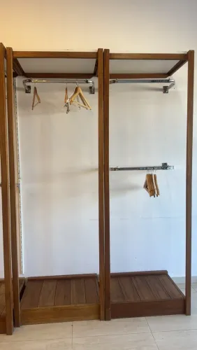Arara vazada para roupas/loja