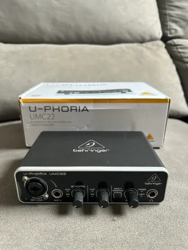 Interface de áudio Behringer UMC22