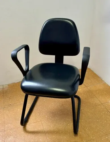 Cadeira Fixa De Escritório Flexform Com Braço - Sala De Espera / Reunião - Preta de Couro