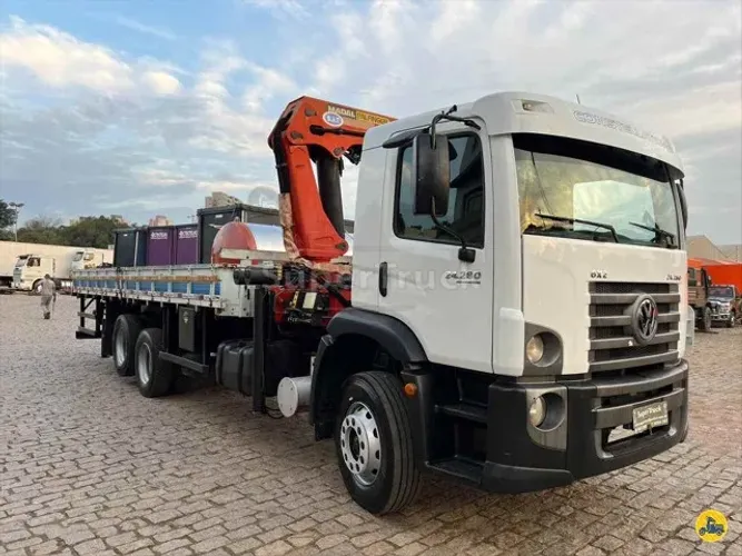 vw 24280 munck madal 45 Ton. 2012 carroceria 6,2