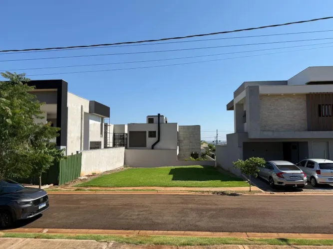 Terreno à venda no Condomínio Golden Park 2 na Região Leste de Londrina com 250 m²