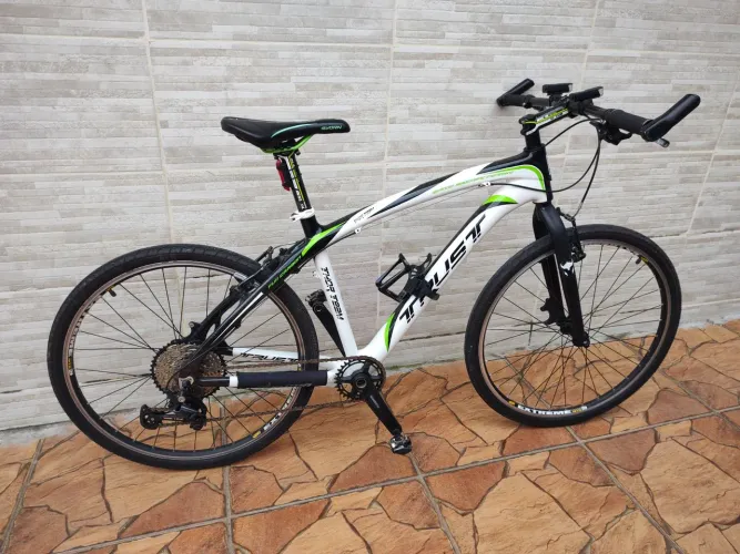 Bicicleta Trust em Carbono aro 26