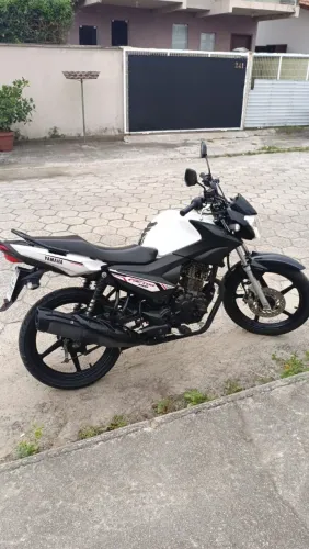 Vendo moto Yamaha em excelente estado