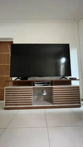 Vendo Rack de sala bem conservado, porém com algumas marcas de uso. 