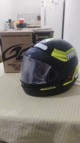 Capacete lindo, novo nunca usado, preto com amarelo neon. Com selo do imentro.