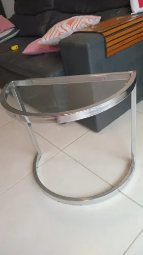 Mesa lateral de metal cromado com tampo de vidro