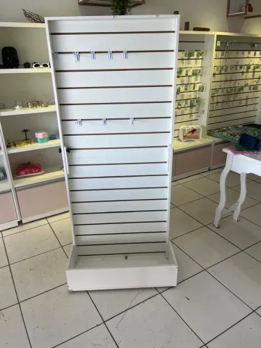 Armário Expositor Canaletado Branco portátil