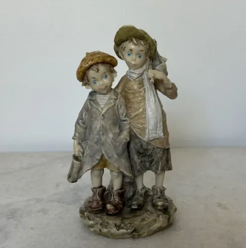 Expressivo Bibelô Vintage "Meninos Retirantes" de Resina para Colecionadores