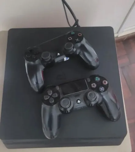 PlayStation 4 slim 2 controles e mais de 6jogos