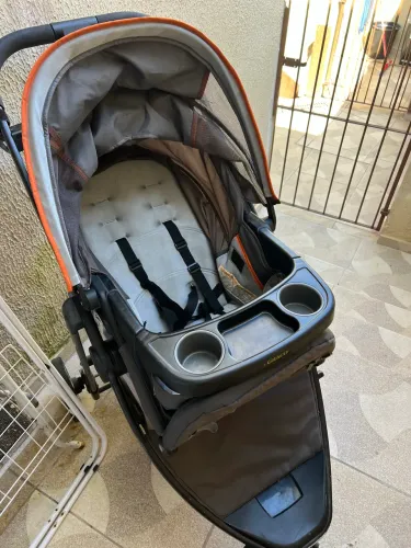 Carrinho de bebê Graco Modes Sport e banheira com trocador 