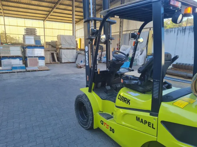 Empilhadeira Clark GTS30L 2023