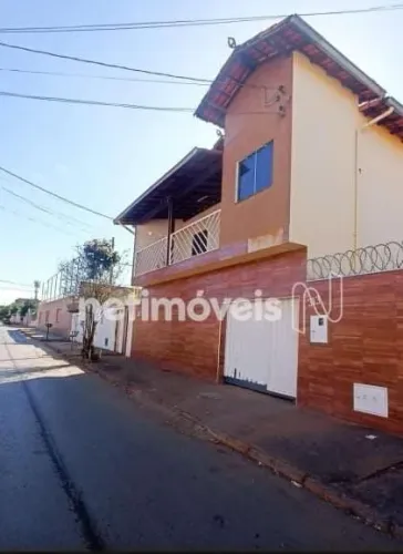 Casa de 2 pavimentos com 360 m² de terreno.