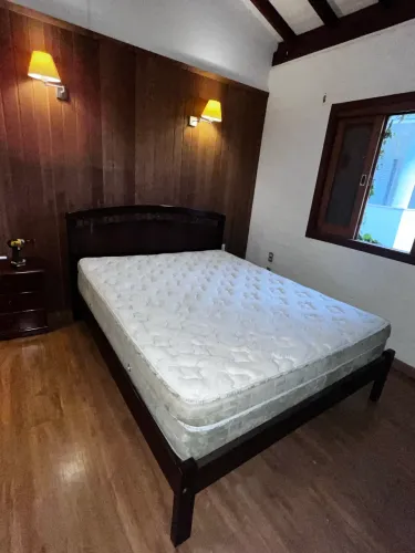 Cama de casal em madeira maciça
