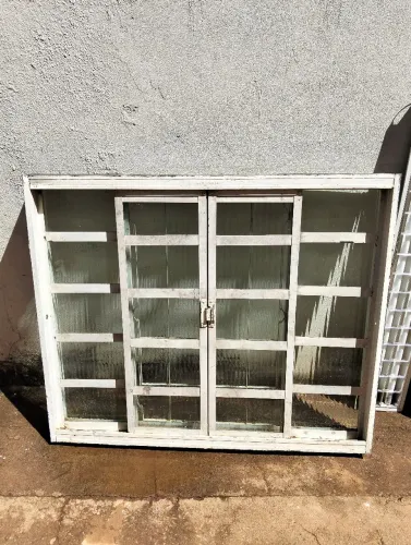 Vendo se uma pia 1/60mts 2 luminária de 1 MTS 1 vidro de ferro com vidro!