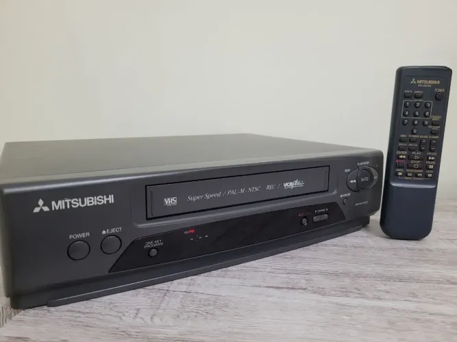 Videocassete Mitsubishi VHS VCR Plus+ com Controle Remoto