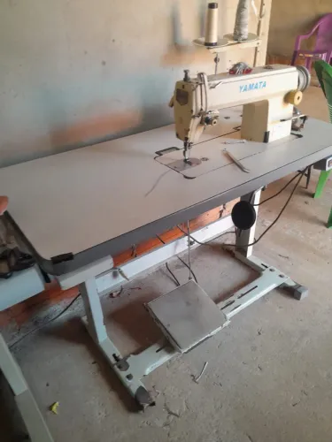 Vendo máquina de costura. 