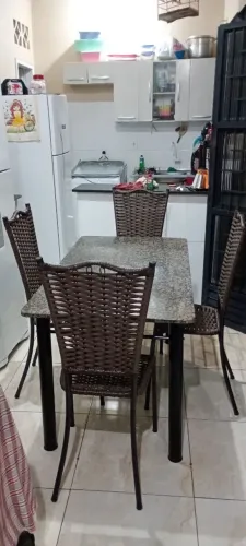 Mesa De Mármore Com 4 Cadeiras