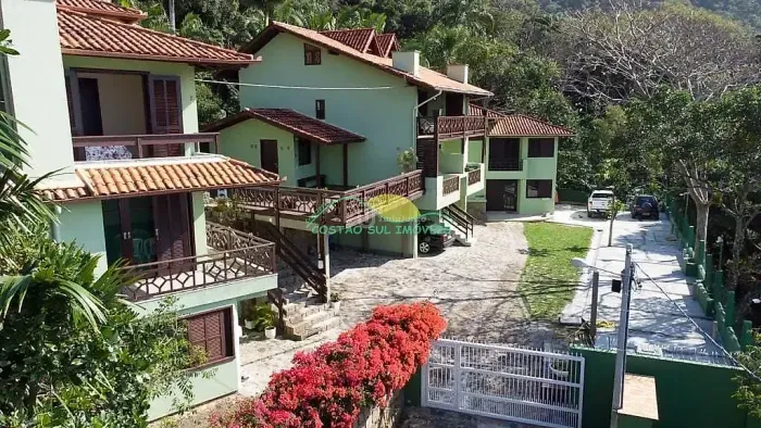 Linda pousada localizada em meio a Mata Atlântica e a 130 metros da Praia da Solidão - Pân