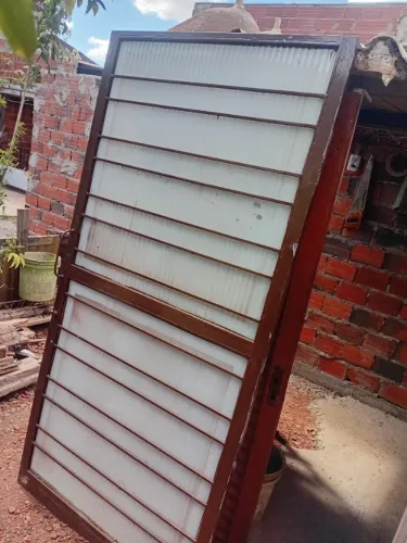 Vendo portão de vidro de correr com todos acessórios 190 reais sou de Anápolis