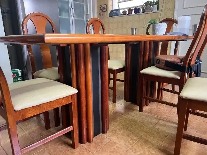 Conjunto Mesa de Jantar em Madeira Maciça com Tampo de Vidro + 8 Cadeiras Estofadas