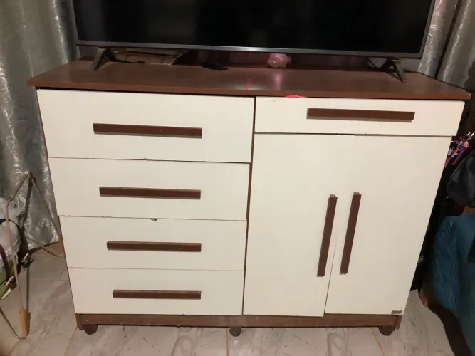 Cômoda marron e bege
